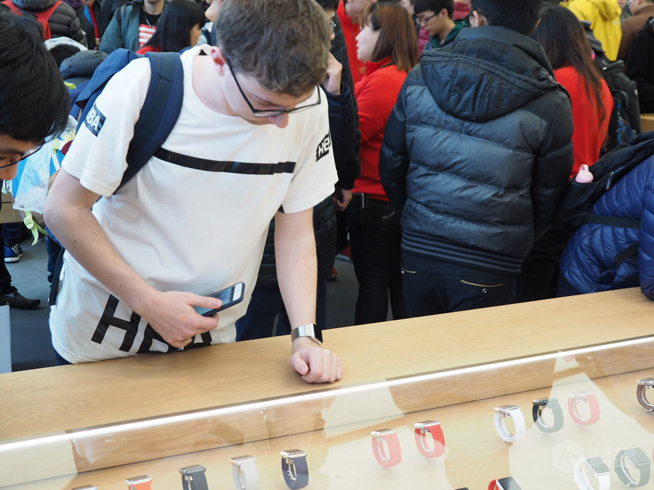 廣州首家Apple Store正式開幕 暴雨也滅不了果粉的熱情