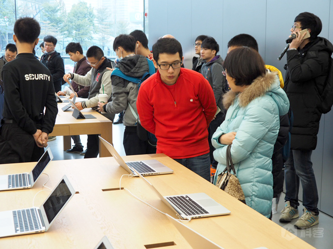 廣州首家Apple Store正式開幕 暴雨也滅不了果粉的熱情