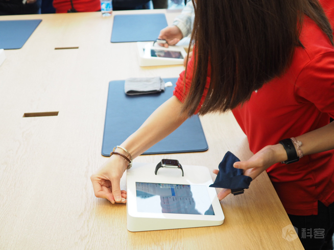 廣州首家Apple Store正式開幕 暴雨也滅不了果粉的熱情