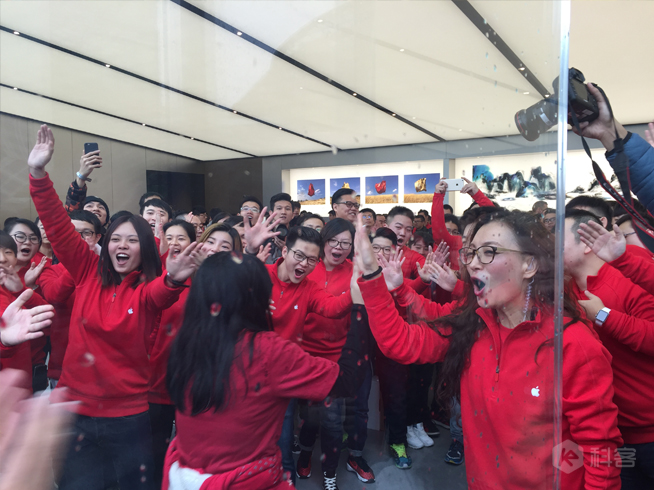 廣州首家Apple Store正式開幕 暴雨也滅不了果粉的熱情