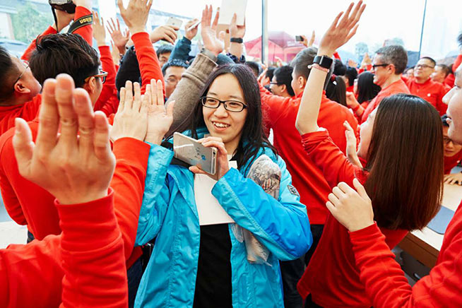 廣州首家Apple Store正式開幕 暴雨也滅不了果粉的熱情