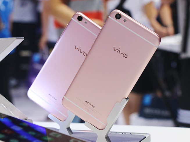 單看正面真是臉盲了，vivo X7/X7 Plus上手圖賞