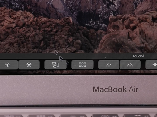 蛋疼嗎？舊款MacBook假裝用上Touch Bar