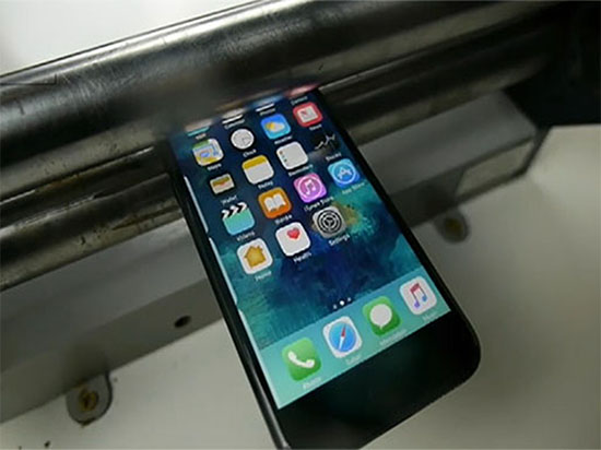 心肝疼！iPhone7被滾壓機瞬間碾成渣