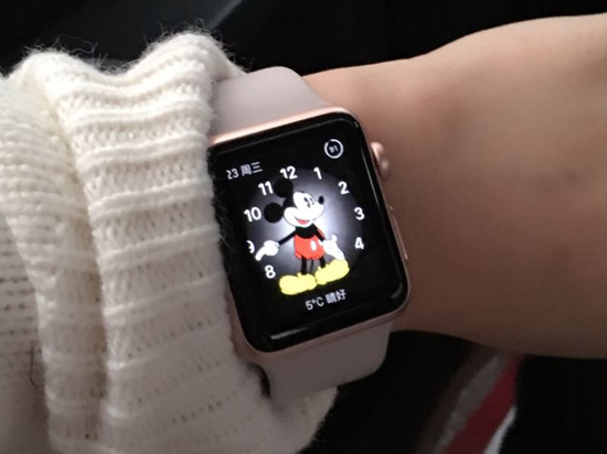 續(xù)航不再是問題！Apple Watch表帶或?qū)щ姵?/></p><p>　　目前暫時(shí)不清楚這一專利未來是否會(huì)應(yīng)用到下一代蘋果手表中。但提高蘋果手表的電池續(xù)航時(shí)間可以讓用戶在無需充電的前提下連續(xù)使用多天，這將給Apple Watch系列產(chǎn)品帶來巨大的市場機(jī)會(huì)，這也將是Apple Watch重度用戶的福利。<strong>關(guān)注科客網(wǎng)官方微信kekebat，獲取更多精彩資訊。</strong></p>			
			
			<!---->
		    
                    <!-- 新聞詳情頁底部轉(zhuǎn)載/原文聲明 -->
                    <div   id=