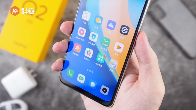 realme Q2 Pro開箱上手：千元就能摸上素皮！65W閃充降維打擊