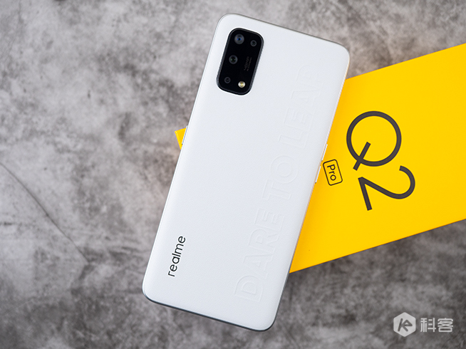 realme Q2 Pro開箱上手：千元就能摸上素皮！65W閃充降維打擊