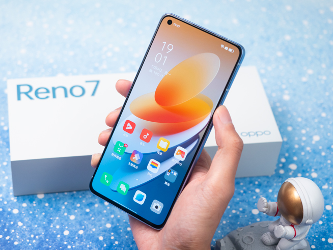 OPPO Reno7 Pro上手體驗(yàn)：前后拍攝都了得！爆款秘訣全靠設(shè)計(jì)？